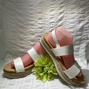 Rhinestone WHITE SANDALS accents 9 1/2 bling super cute Platform ANDIAMO